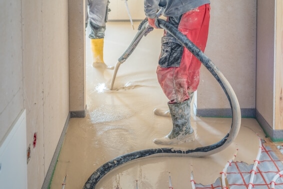 Installation of liquid floor screed in a modern new-build shell